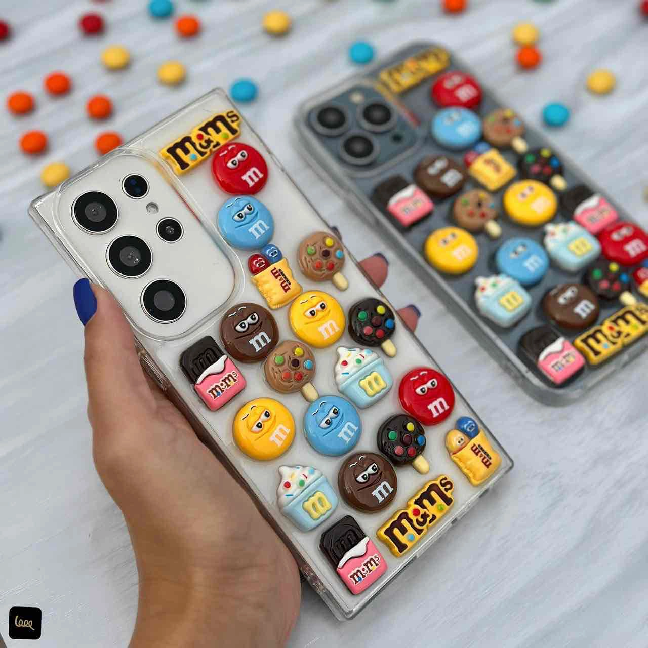 قاب گوشی سه‌بعدی طرح M&M رنگارنگ روی گوشی
